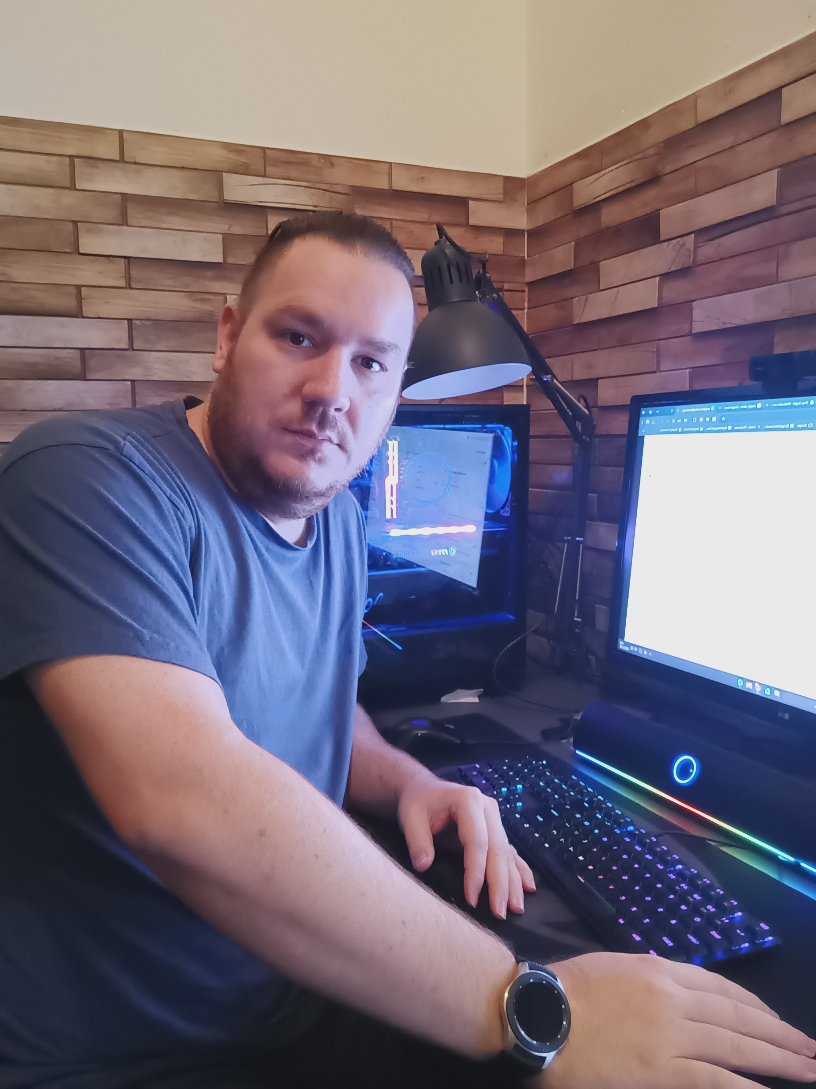 Shopsegéd webáruház menedzser munka közben